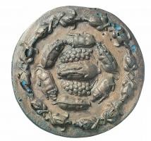 CVL-4001 - Couvercle
bronze
Couvercle en tôle, étamé, portant des reliefs associés à divers mets alimentaires : poulet rôti, porc de lait, raisins, tétines, poissons...