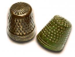 DCD-6001 - Dé à coudre fermé à poinçonnage triangulaire
bronze
Dé à coudre martelé, fermé ; le pourtour est couvert de petites dépressions estampées triangulaires, destinées à caler le sommet de l'aiguille à coudre. L'entrée du dé est souvent soulignées par une ou deux rainures ou moulures.