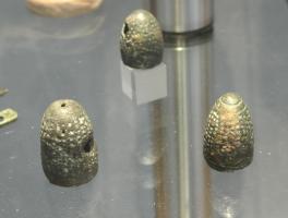 DCD-7001 - Dé à coudre
bronze
Dé à coudre coulé, de profil ogival ou