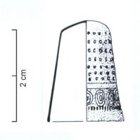 DCD-7002 - Dé à coudre fermé
bronze
Dé à coudre martelé, fermé ; le pourtour est couvert de petites dépressions estampées, destinées à caler le sommet de l'aiguille à coudre.