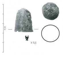 DCD-9003 - Dé à coudre fermé
bronze
Dé à coudre martelé, fermé ; le pourtour est couvert de petites dépressions estampées, destinées à caler le sommet de l'aiguille à coudre.