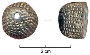 DCD-9007 - Dé à coudre à perforation sommitale
bronze
Dé à coudre percé à l'extrémité ; le pourtour est couvert de petites dépressions destinées à caler le talon de l'aiguille ; ces dépressions forment des lignes convergeant vers le trou sommital.