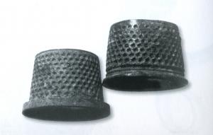 DCD-9009 - Dé à coudre ouvert 
cuivre
Dé à coudre composé d'une mince tôle emboutie. Le poinçonnage est régulier et donc issu d'une production mécanisée. L'entrée (diamètre supérieur du dé) est souligné par une légère moulure ou un épaississement plus important aux arêtes vives.