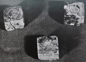 DEJ-3007 - Dé cubique creux
os
Dé cubique, taillé dans une section d'os creux, dont le canal médullaire est comblé de chaque côté par un bouchon rapporté, avant polissage et marquage, de 1 à 6, en cercles oculés.