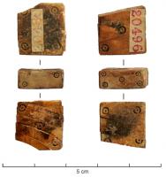 DEJ-3010 - Dé parallélépipédique (ancien)
ivoire
Dé parallépipédique en ivoire, avec un marquage d'ocelles ou de points indiquant les valeurs de 1 à 6 (parfois seulement de 3 à 6 pour les exemplaires les plus allongés).