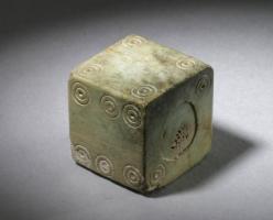 DEJ-4002 - Dé cubique creux
os
Dé à jouer taillé dans la diaphyse d'un os long ; les deux sections de l'os creux sont bouchées par de petites rondelles collées, ajustées et sur lesquelles on a ensuite tracé le chiffrage.