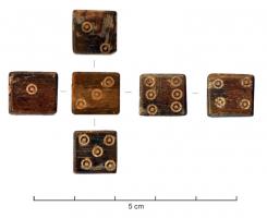 DEJ-4003 - Dé cubique plein
os
Cube massif, aux arêtes vives ou arrondies ; marquage de 1 à 6, généralement constitué de cercles pointés.
