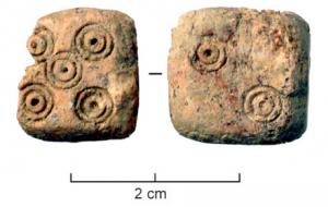 DEJ-4009 - Dé cubique plein
ivoire
Cube massif, aux arêtes vives ou arrondies ; marquage de 1 à 6, toujours constitué de cercles pointés, simples ou doubles.