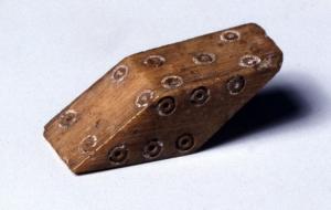 DEJ-4013 - Dé losangique
os
Dé de forme losangique, épaisse; le marquage se répartit de 1 à 6, en finissant sur une face large.