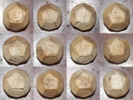 DEJ-4021 - Dé dodécaédrique
os
Dé dodécaédrique creux, avec des bouchons sur deux faces opposées, toutes faces marquées de chiffres incisés en numération latine (I à XII).