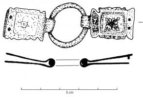 DMC-8001 - Agrafe de demi-ceint à chape en forme de cartouche
bronze
Fermeture de demi-ceint composée de manière classique d'un anneau circulaire auquel sont rattachées deux « chapes » rectangulaires, rivetées aux extrémités distales. Les contours sont découpés en forme de tabula ansata, dont le registre central, carré, offre un décor floral quadrilobé de belle facture. Du côté de l'anneau, on peut lire deux lettres (IM, LM, SD ou autres).