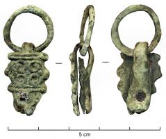 DMC-8002 - Agrafe de demi-ceint
bronze
Agrafes en paire identique, la boucle passée sur un anneau ; les plaques comportent une partie à décor végétal et une pointe triangulaire qui reçoit le rivet en fer fixant l'agrafe du revers.