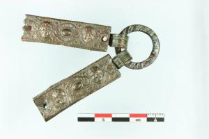 DMC-8005 - Agrafe de demi-ceint à chape allongée
bronze
Fermeture de demi-ceint composée d'un anneau circulaire auquel sont rattachés deux « chapes » rectangulaires et allongées, rivetées aux deux extrémités.