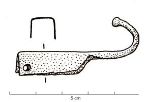 DOL-4004 - Etui de dolabra
bronze
Etui sans doute en cuir, dont ne subsistent généralement que les armatures d'angles, enveloppant le tranchant, et équipées d'un crochet grâce auquel on maintenait l'étui sur l'outil pour le protéger pendant le transport.