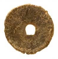 DSQ-3001 - Disque inscrit percé
plomb
Disque plat, percé au centre et couvert, sur une face ou sur les deux, de traits incisés pouvant comporter des signes alphabétiques (formant parfois un texte cohérent, ou non), des dessins figuratifs et / ou des signes sans signification apparente.