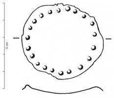 DSV-2001 - Disque à rebord perlé
bronze
Disque en tôle, peu profond, à bord déversé, orné d'une couronne de bossettes au repoussé. Le bord généralement rabattu peut être plus ou moins individualisé, les exemplaires les plus soignés possédant un bord interne net entre le