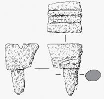 ECL-4004 - Outil d'enclume à soie centrée
fer
Accessoire d'enclume (outil secondaire) destiné à se fixer, à l'aide d'une tige effilée, dans la cavité que comportent certaines enclumes sur la table horizontale. La surface supérieure est parfois lisse, et dans ce cas toujours de taille réduire, de forme ronde ou quadrangulaire; parfois aussi creusée de gorges correspondant au profil des objets que de tels outils servent à fabriquer. La tige de fixation est centrée par rapport à la table.