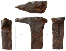 ECL-4018 - Enclume à queue perforée
fer
Petite enclume ou tas à queue assez longue, table plate terminée en cône à la pointe. Un côté de la table est perforé verticalement (et souvent encoché en plan) pour recevoir un outil d'enclume destiné à des travaux spécifiques.