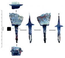 ECL-4022 - Tranchet d'enclume
fer
Tranchet en fer comportant un épaulement important de forme quadrangulaire et une soie de section également quadrangulaire.
L'objet est destiné à être placé dans une enclume dotée d'un œil porte-outil permettant de donner un caractère multifonctionnel à l'enclume. Le tranchet permet ainsi de couper le métal à chaud en le plaçant sur l'outil et en le martelant.