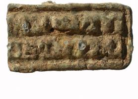 EMS-4001 - Empreinte de signaculum
plomb
Empreinte coulée en plomb d'un signaculum en bronze, sur deux lignes, avec cadre ; coulée irrégulière, souvent illisible ; fréquent aménagement de suspension au revers (perforations, restes d'une boucle en fer...).