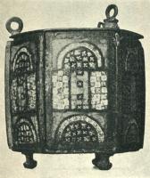 ENC-4002 - Encrier composite émaillé
bronze
Encrier dont le corps hexagonal est composé de 6 panneaux rectangulaires émaillés, souvent en millefiori ; trois pieds-supports ; fond et partie supérieure (avec un couvercle réduit et articulé) rapportés ; trois anneaux de suspension pour chaînettes.