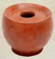 ENC-4011 - Encrier en sigillée
terre cuite
Encrier tourné, à corps cylindrique ou légèrement renflé, refermé par une cupule percée au centre, avec un léger rebord; des trous dans la partie basse de cet opercule permettent de récupérer le liquide accumulé dans cette partie; fond annulaire.