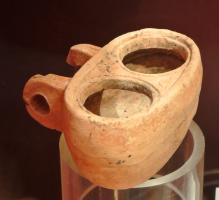 ENC-4015 - Encrier
terre cuite
Encrier double (qui devait certainement être équipé de godets rapportés, éventuellement en métal ou en verre), comportant deux ouvertures circulaires juxtaposées et deux bélières sur la face arrière, pour fixation à la ceinture ou sur un écritoire portatif.