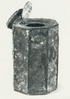 ENC-4016 - Encrier composite hexagonal
bronze
Encrier dont le corps est composé de six plaques rectangulaires, fixées par brasures, et maintenues par un fond et un couvercle hexagonaux. Au centre du couvercle, ouverture réduite protéger par un couvercle articulé, à système de verrouillage.