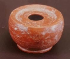 ENC-4024 - Encrier en terre cuite engobée
terre cuite
Encrier tourné, en terre engobée (aspect orangé) ; panse renflée, avec une ouverture sommitale rétrécie pour favoriser l'égouttage d'un calame ou d'un pinceau.