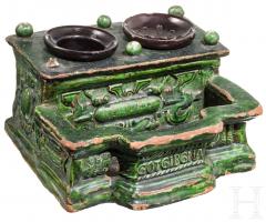 ENC-9001 - Encrier vernissé
terre cuite
Encrier moulé, avec un bloc de deux réceptacles pour l'encre et la cendre, et une boîte pour les accessoires, le tout dans un cadre en forme de bassin orné de reliefs.