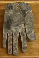 ENS-3004 - Main-enseigne
plomb
Main découpée dans une tôle de plomb, les doigts écartés ; trou de suspension côté poignet.