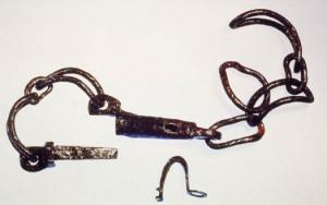 ENT-4007 - Entraves de type Bavay
fer
Entrave de prisonnier, constituée de deux anneaux, prolongés à chacune de leurs extrémités par un anneau triangulaire, ou un anneau ovale, plié à l'équerre; pour la fermeture, le second vient passer à l'intérieur du premier, et s'insérer dans un anneau central ouvert; la fermeture, se fait grâce à une cheville enchâssée en force (ou plutôt un pène à ressort).