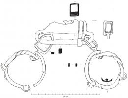 ENT-4008 - Entraves de type Bibracte
fer
Entrave de prisonnier, constituée de deux anneaux, prolongés à chacune de leurs extrémités par un anneau triangulaire ou ovale, mobile sur son axe; chacun de ces anneaux est passé dans une boucle équipée d'un verrouillage, l'enlèvement du pène permettant seul de dégager les boucles l'une après l'autre.