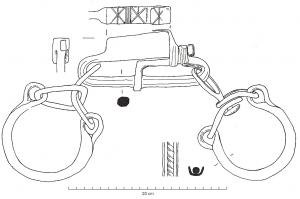 ENT-4009 - Entraves de type Tournus
fer
Entrave de prisonnier, constituée de deux anneaux, prolongés à chacune de leurs extrémités par deux anneaux passés l'un dans l'autre; chacun de ces anneau se relie à une boucle équipée d'un verrouillage, l'enlèvement d'un pène dégageant un bloc, également rattaché à la boucle du cadenas, ce qui permet de libérer une des boucles.
