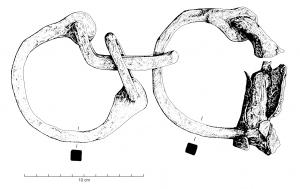 ENT-4015 - Entraves
fer
Entrave de prisonnier, constituée d'un anneau prolongé aux deux extrémités par deux anneaux rectangulaires passant l'un dans l'autre et dont le plus grand est relié à un deuxième anneau, avec système de verrouillage par lames ressorts.
