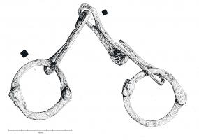 ENT-4018 - Entrave
fer
Entrave constitué de deux anneaux formée par la réunion de deux demi-anneaux fixés par rivetage aux deux extrémités. Ces deux anneaux étant eux-mêmes reliés par trois maillons de chaine en 8 permettant ainsi des mouvements limités.