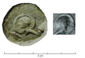 EPC-3001 - Epreuve de poinçon ou de coin
plomb
Disque en plomb, de forme variable mais généralement irrégulière, utilisé par un graveur de poinçons ou de coins pour vérifier en positif le résultat de son travail en négatif. Les objets de ce type témoignent de la chaîne opératoire d'un atelier de frappe monétaire, et éventuellement des outils utilisés (mobiles ou articulés).
