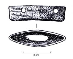 EPE-1055 - Garde d'épée
bronze
Douille très allongée, partiellement fermée d'un côté, l'ouverture permettant le passage de la lame ; quatre trous de rivet, deux à deux opposés, servent à la fixation sur le pommeau.