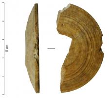 EPE-4021 - Élément de garde ou de pommeau de glaive
os
Rondelle présentant généralement une face plane et une autre bombée, souvent avec de des stries de tournage très visibles; ouverture centrale rectangulaire, pour le passage d'une soie. L'ouverture peut être élargie du côté de la lame pour caler solidement son épaulement.