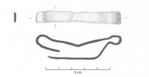 EPE-4028 - Barrette de fourreau de glaive
bronze
Bande plate inornée épousant la surface légèrement bombée d'un fourreau de glaive. Les extrémités comportent deux anneaux, permettant la suspension de l'arme sur le cingulum, et dont les extrémités sont repliées et parfois fixées dans le bois au revers du fourreau.