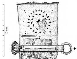 EPE-4035 - Plaque de fourreau de glaive de type Mainz
bronze
Plaque quadrangulaire réalisée à partir d'une fine tôle de bronze. Elle porte un décor en opus interrasile à motifs végétalisés