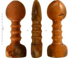 EPE-4050 - Poignée de spatha
ivoire
TPQ : 275 - TAQ : 325
Poignée taillée d'un seul tenant, avec une garde rectangulaire à sommet arrondi, une fusée cannelée pour le positionnement des doigts et un pommeau sub-circulaire, aplati en vue de côté.