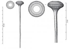 EPG-1095 - Epingle apparentée au type à tête de pavotbronzeTPQ : -900 - TAQ : -750Epingle apparentée aux épingles à tête de pavot, pourvue d'une grosse tête globuleuse aplatie et d'une tige nue. Le décor de la tête, non mouluré ou seulement au sommet, est constitué de bandes horizontales de stries verticales et obliques.