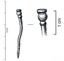 EPG-1103 - Épingle à petite tête vasiformebronzeTPQ : -950 - TAQ : -650Epingle courte, à petite tête formée d'un bulbe et d'une partie évasée à sommet plat, non ou peu débordant. Un ou plusieurs bulbes secondaires si situent sous le bulbe principal. Epingle inornée.