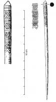 EPG-4136 - Épingle
os
TPQ : 200 - TAQ : 300
Epingle à tête conique, corps rectiligne de section régulièrement décroissante du sommet à la pointe ; la partie supérieure du fût est couverte d'un décor de fines incisions, généralement des hachures réticulées séparées par des filets parallèles.