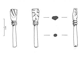 EPG-4518 - Epingle à tête anthropomorphe stylisée
os
TPQ : 300 - TAQ : 450
Epingle à tête anthropomorphe stylisée; la tête de forme rectangulaire allongée possède à l'arrière une face oblique, striée pour évoquer la coiffure; les traits du visage sont sommairement indiqués par des incisions et le sommet de l'épingle est séparé du fût par quelques moulures.