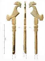 EPG-4561 - Epingle à sommet zoomorphe (coq)
os
TPQ : 1 - TAQ : 400
Epingle dont le sommet représente un oiseau, un coq stylisé. Il repose sur une base en balustre ou moulurée. Les sections du sommet et de sa base sont rectangulaires, celle du fût circulaire.