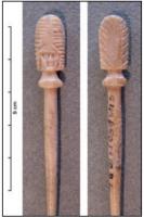 EPG-4562 - Epingle à tête féminine stylisée : coiffure à incisions horizonales
os
TPQ : 300 - TAQ : 450
Épingle à tête féminine stylisée, sans buste, reposant sur un tore et non sur un socle (voir EPG-4523 et EPG-4524).
Le visage incisé est carré, le front est triangulaire. 
La coiffure est très haute et descend jusqu’au menton encadrant tout le visage stylisé. Elle est faite d'incisions horizontales disposées de part et d'autre d'une raie qui sépare la chevelure en deux au-dessus du front; les mèches créent une symétrie autour du visage. A l'arrière de la tête les mèches sont représentées par des incisions obliques qui ne se rejoignent pas; la surface centrale est lisse.