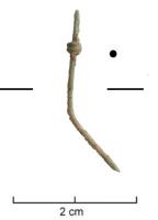 EPG-7003 - Épingle à tête enrouléecuivreTPQ : 1250 - TAQ : 1800Épingle en alliage cuivreux à tête enroulée et à tige droite débordante. Tige effilée avec une tête constituée d'un fil enroulé en hélice. Le sectionnement du fil n'a, par erreur, pas été réalisé au revers de la tête.