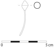 EPG-7011 - Épingle à tête à double calottebronzeTPQ : 1000 - TAQ : 1400Épingle avec une tête fabriquée à partir de deux calottes coniques obtenues par emboutissage. La tige droite est insérée dans une perforation de la calotte inférieure. La tige peut parfois également traverser la calotte supérieure. De la brasure retient l'assemblage.